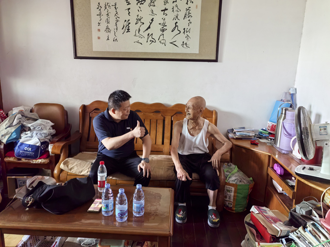 七一慰问老党员  情暖人心传党情